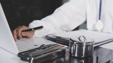 Doktor raporunu yazıyor.