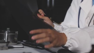 Beyaz üniforma holding stetoskop doktor