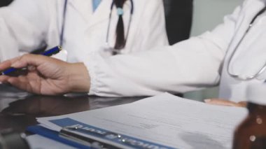 Doktorlar ellerinde pano tutuyor.