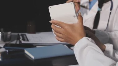 Doktor panoya notlar yazıyor.