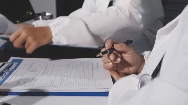 Doktor ofisteki bir panoya yazı yazıyor.