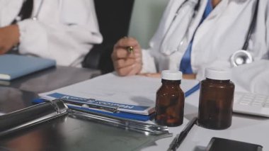 Doktor elinde bir dosya tutuyor.