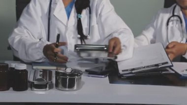 Steteskop ve tabletle tıp üniformalı kadın doktor.