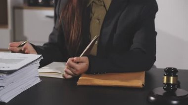 Belge ve belgelerle görevde olan kadın