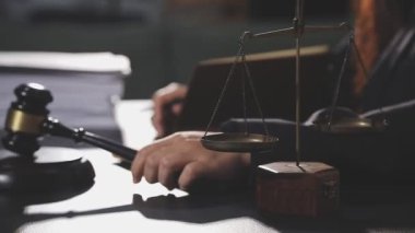 Hukuk ve adalet kavramı. Yargıç tokmak, ölçü, yargıç tokmak, kitaplar.