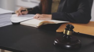 Avukat müvekkil ile çalışıyor