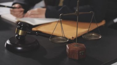 Hukuk kavramı. Hukuk bürosu. Yargıç Tokmak ve terazi.