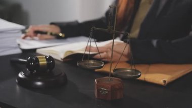 Yargıç tokmak tablo