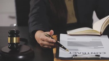 İş kadını ofiste kitap okuyor.