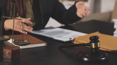 Ofiste çalışan avukat