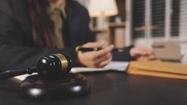 Yargıç Tokmak büroda.