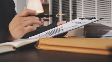 İşadamı el üstünde defter yazma