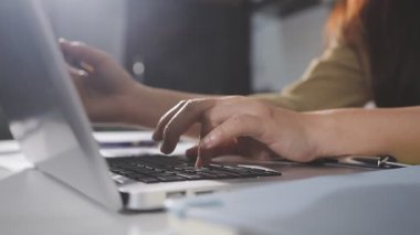 Ofiste dizüstü bilgisayar kullanan bir kadın.