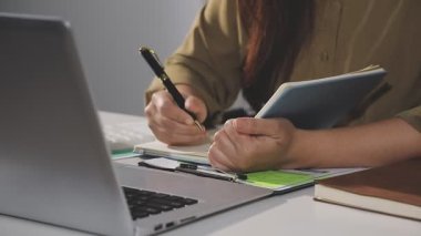 ofiste çalışan iş kadın