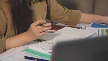 İş kadını evde dizüstü bilgisayarla çalışıyor.