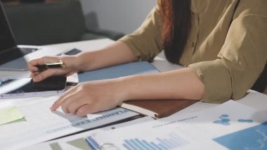 Görevdeki genç bayan.