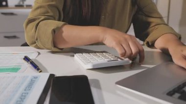 Kadın evde dizüstü bilgisayarla çalışıyor, evden çalışıyor.