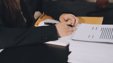 Ofisteki genç bayan..