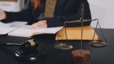 Hakim tokmak, avukat ya da avukat, avukat ya da yargıç, arka planda yasal belgeler ve hukuk firması ile birlikte çalışıyor..