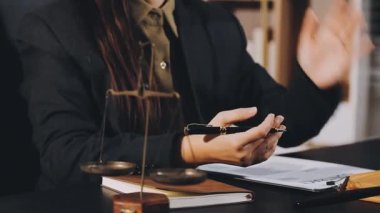 Bayan avukat müvekkil ile çalışıyor.