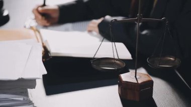 Adalet hukuku kavramı. Avukat, yasal tokmak, terazili yargıç tokmak..