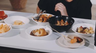 Bir restoranda bir sürü farklı aperatif vardır.