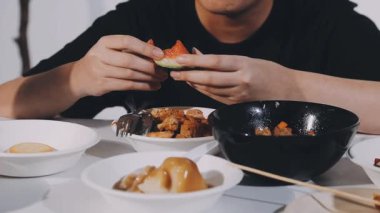 Japon yemeği yiyen Asyalı kadın, Japon yemeği.