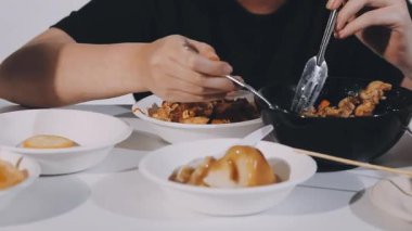 Asyalılar soya soslu tavuk yerler.