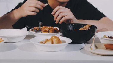 Lezzetli Asya yemeklerinin yakın görüntüsü