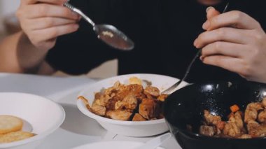 Asyalı adam tavuk yiyor.