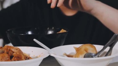 Lezzetli ve ızgara yemek masada.