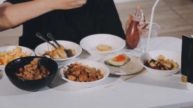 Kadın tavuk ve sebze yiyor.