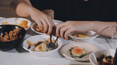 Sebzeli ve çubuklu pirinç yiyen Asyalı adam..