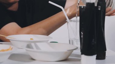 Mutfakta yemek yapan Asyalı kadın.