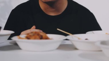 adam yeme noodle yemek çubukları ile