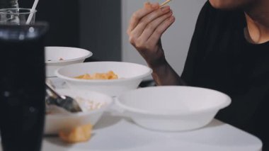 Yaklaştın. Bir adamın eli kaseden sos döküyordu.