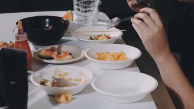 Asyalı adam suşi yiyor ve kafede rulo yapıyor..