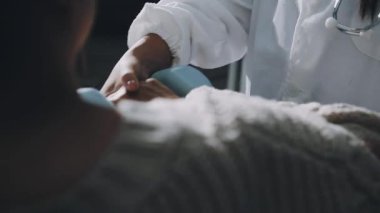 Genç bir çift hastanede sohbet ediyor.