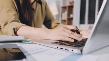 Evde Dizüstü bilgisayar kullanan kadın