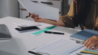 Ofisteki dizüstü bilgisayarda çalışan genç kadın.