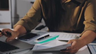 Ofiste dizüstü bilgisayarda çalışan kadın muhasebeci.