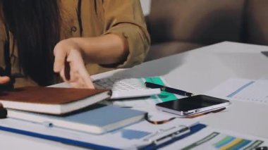 Tablet kullanan genç iş kadını.