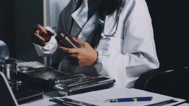 Doktor bir bilgisayar kullanarak