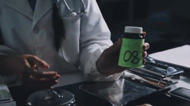 Doktorun elinde kalemle tablet tutarken fotoğrafını çek.