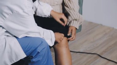 Kadın bacak masajı yapıyor..