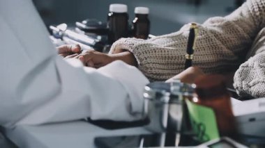 Stüdyoda dövmesi olan beyaz gömlekli genç bir adam.