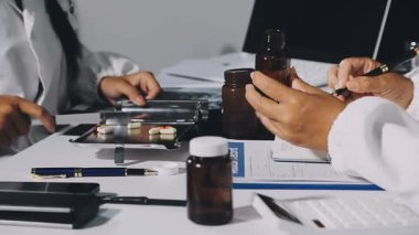 bir şırınga elinde tutan doktor.