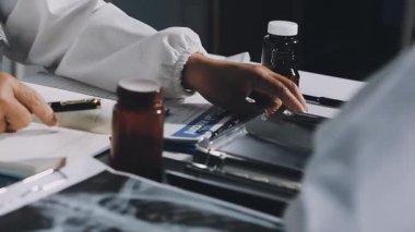 Beyaz üniformalı doktor panoya reçete yazıyor.