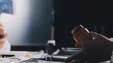 Modern ofisteki masada otururken elinde kalem tutan ve dizüstü bilgisayarda çalışan kadınların görüntüsünü kapat..