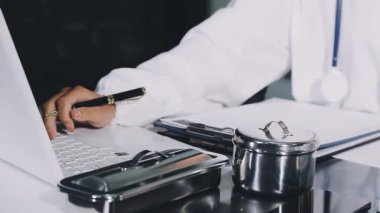 Doktor kalemi ofiste tutuyor.